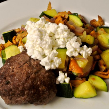 Lihapullia ja kasvis-sienihöystöä.