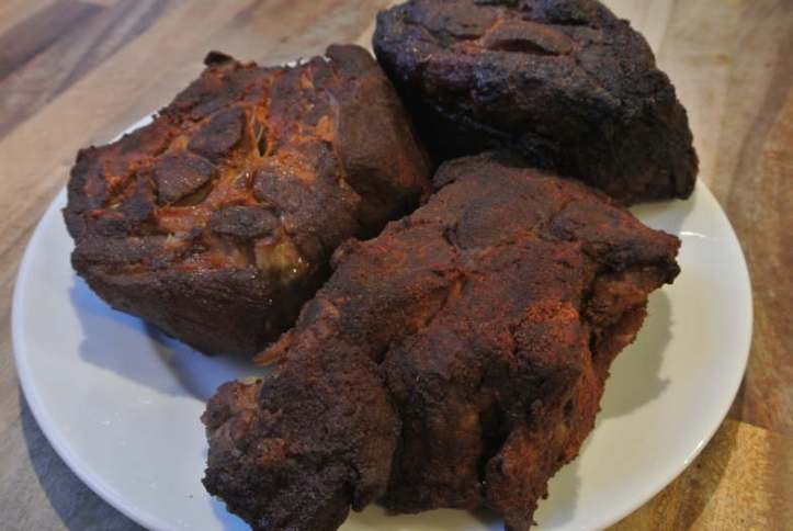 Kypsät porsaan kasslerpaistit valmiina riivittäviksi.