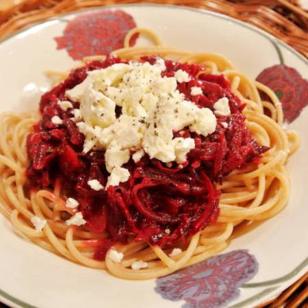 Punajuuripasta fetajuustolla