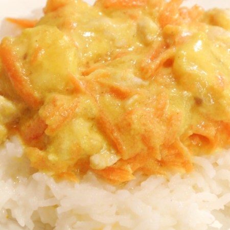 Aurinkoinen kookosbroilerikastike