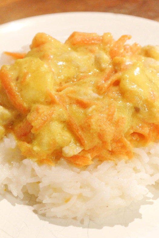 Aurinkoinen kookosbroilerikastike