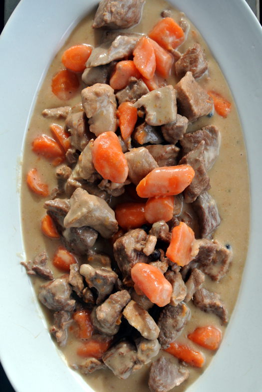 kermainen_karjalanpaisti_ja_porkkanoita