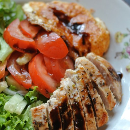 Grillattua broilerinfileetä ja halloumijuustoa