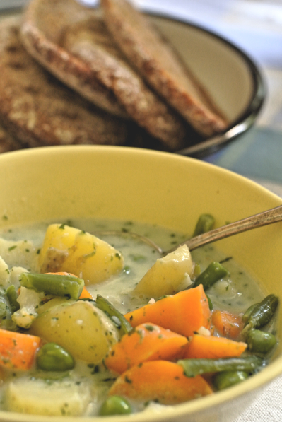 Kesäkeittoa ja ruisleipää