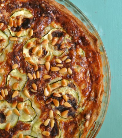 Kesäkurpitsa-parmesanpiiras