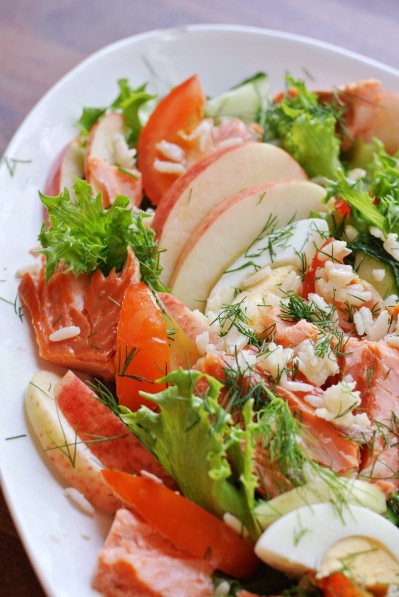 lohta ja katkarapua salaattipedillä