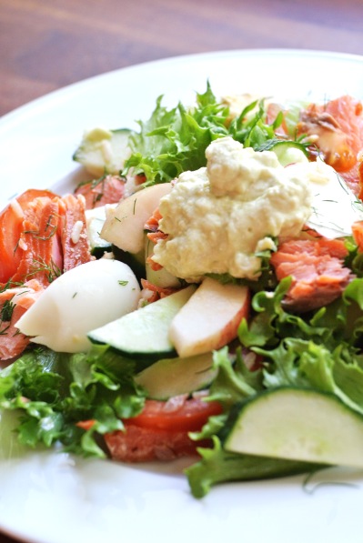 lohisalaatti avokadokastikkeella