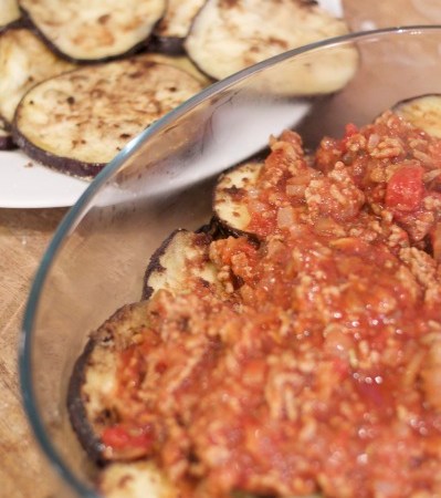 Moussaka ja paistetut munakoisoviipaleet