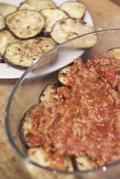 Moussaka ja paistetut munakoisoviipaleet