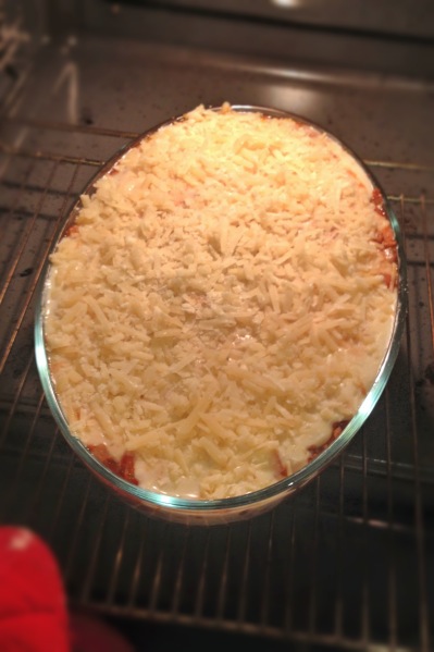 Moussaka paistumaan uuniin