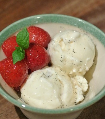 Vaniljajäätelöä vanilja-rosmariinikastikkeella