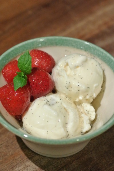 Vaniljajäätelöä vanilja-rosmariinikastikkeella