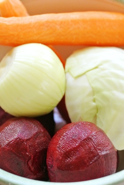 Borssikeiton ainekset punajuuria, porkkanaa, kaalia ja sipulia