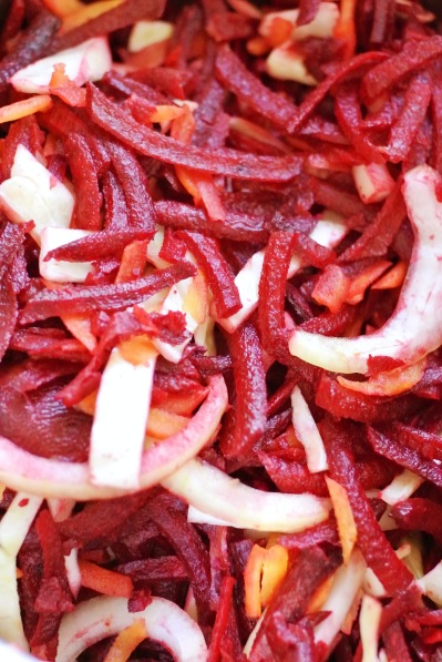 Kuullotettua punajuurta, valkokaalia, porkkanaa ja sipulia borssikeittoa varten