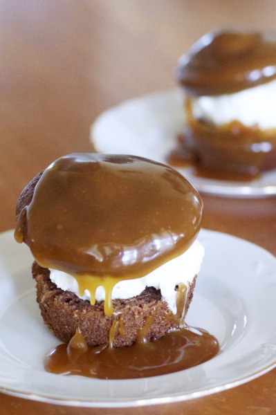 Taatelimuffinit vaniljajäätelöllä