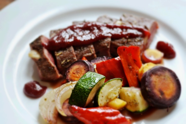 Lampaanulkofilee hillolla ja kasviksilla