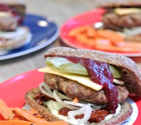 Ruishampurilaiset cheddarjuustolla