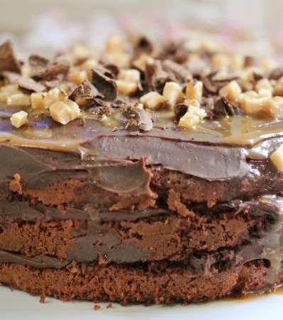 naked cake suklaasta