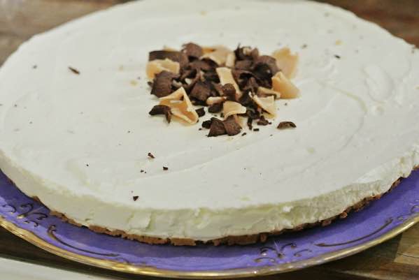 Valkosuklaajuustokakku piparipohjalla