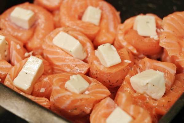 Sulatejuustolla täytetyt lohirullat