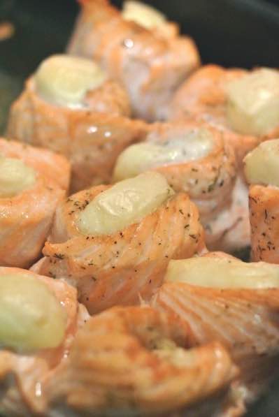 Sulatejuusto-uunilohi