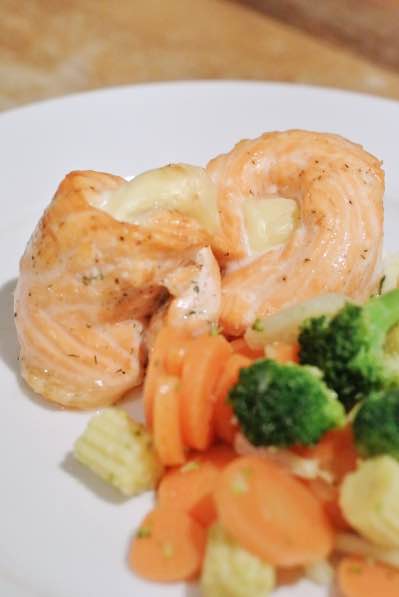 Sulatejuusto-lohirullat