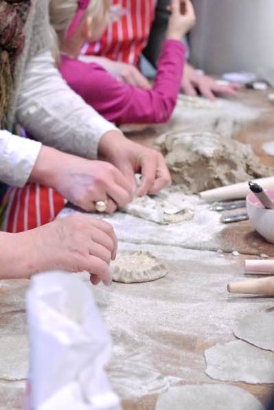 Karjalanpiirakoiden rypytystä