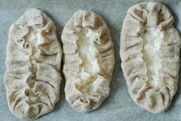 Karjalanpiirakka riisitäytteellä