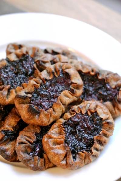 Mustikkariisillä täytettyjä karjalanpiirakoita