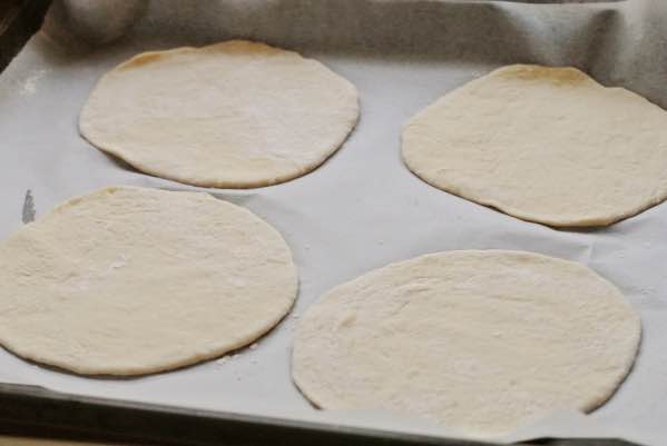 Pitaleivät uuniin menossa