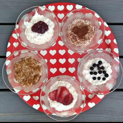 risifruttia eri lisukkeilla tarjottimella