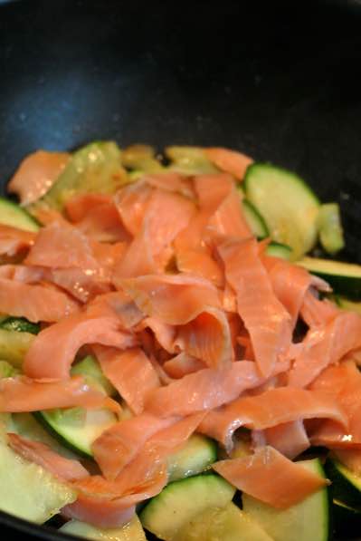 Kylmäsavulohta ja kesäkurpitsaa