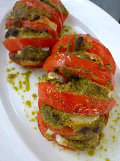 pesto_vuohenjuusto_grillattu_tomaatti